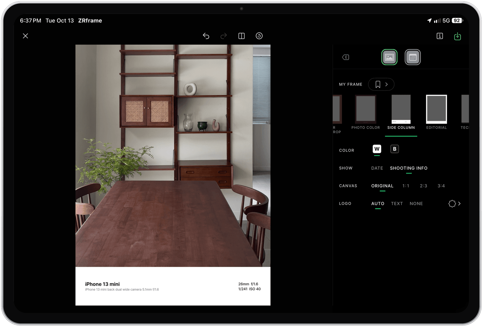 ZRframe の編集画面 — 写真の下に撮影情報フレームを選んでいる iPad のモックアップ